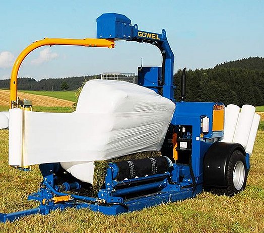 Vierkante balen maar ook ronde balen worden met de G3010 Q Farmer perfect gewikkeld.