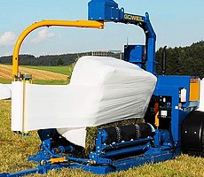 La G3010 Q Profi al envolver una paca cuadrada.