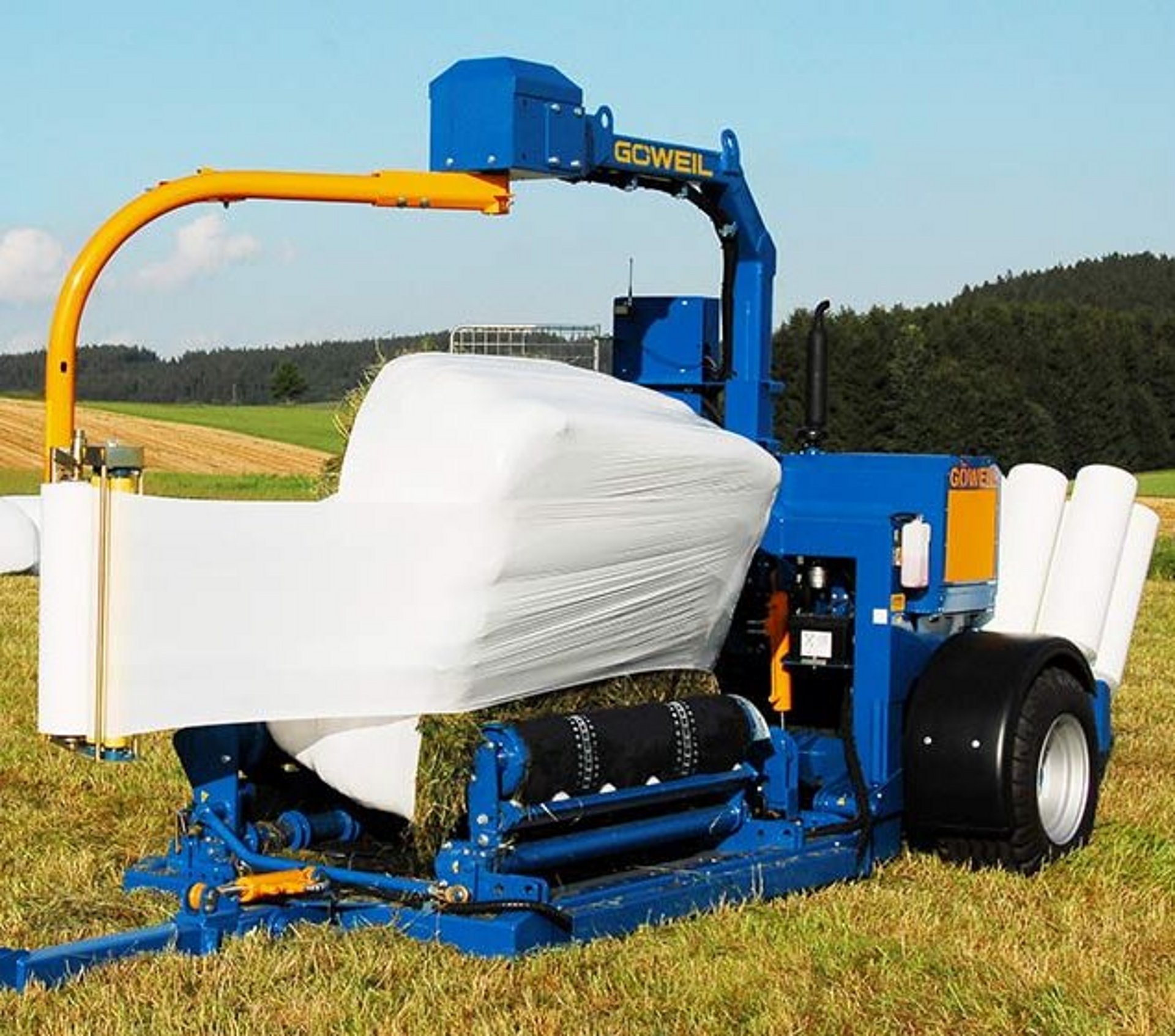 Quaderballen aber auch Rundballen werden mit der G3010 Q Profi sauber und luftdicht verpackt.