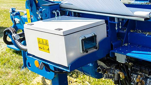 Labels can contain information, such as weight of the bale, date and time of baling, as well as a selected logo.