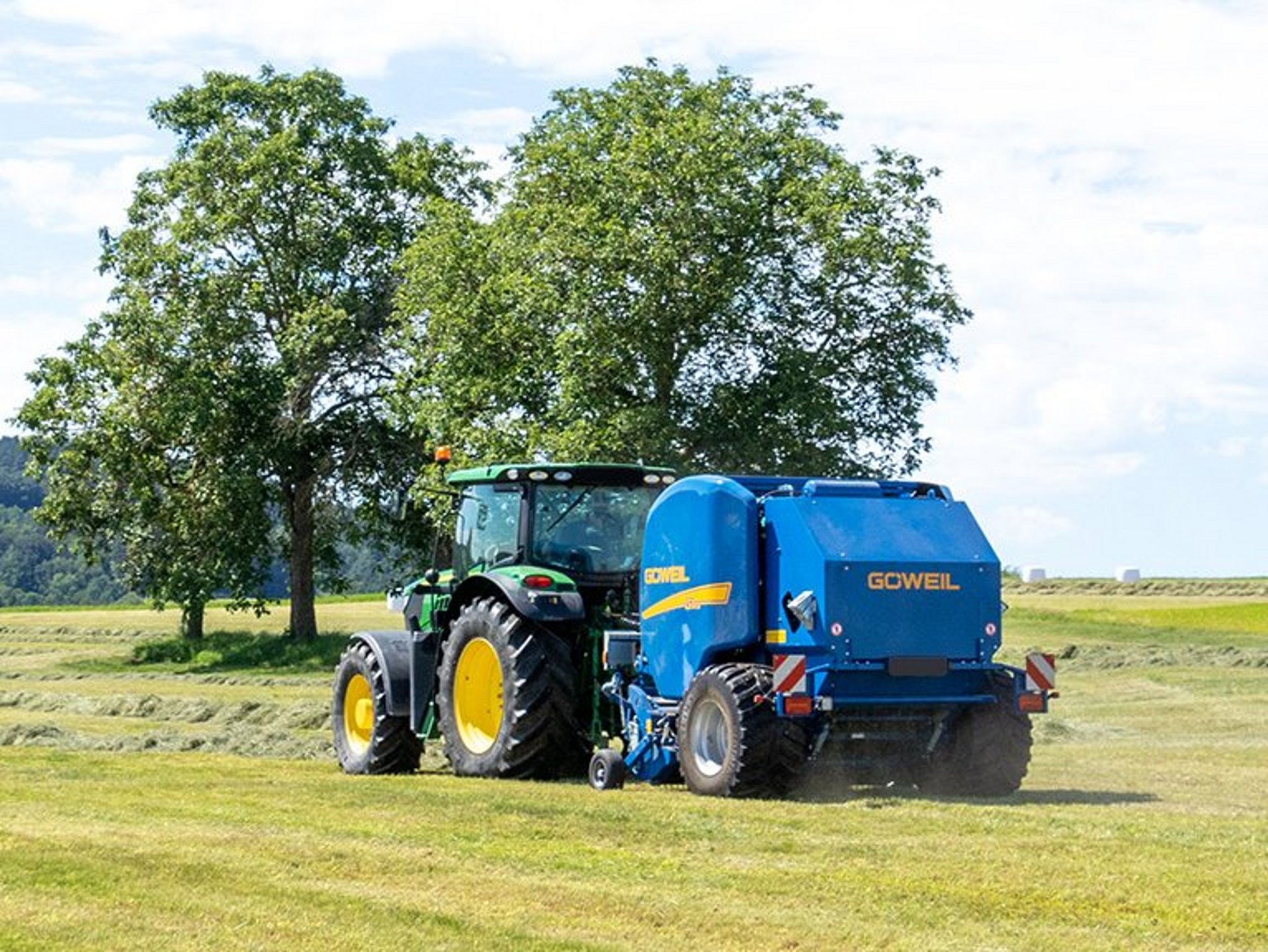 Het kuilvoer wordt schoon opgehaald door de G-1 rondebalenpers.