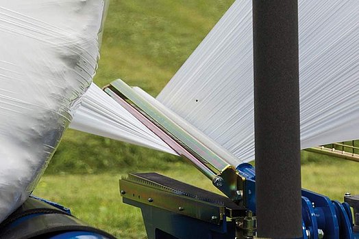 Het roestvrije kapmes garandeert dat de folie netjes en precies wordt afgesneden.