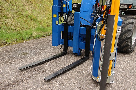 La envolvedora de palets G1010 está equipada con el alojamiento para púas según la norma ISO 3B.