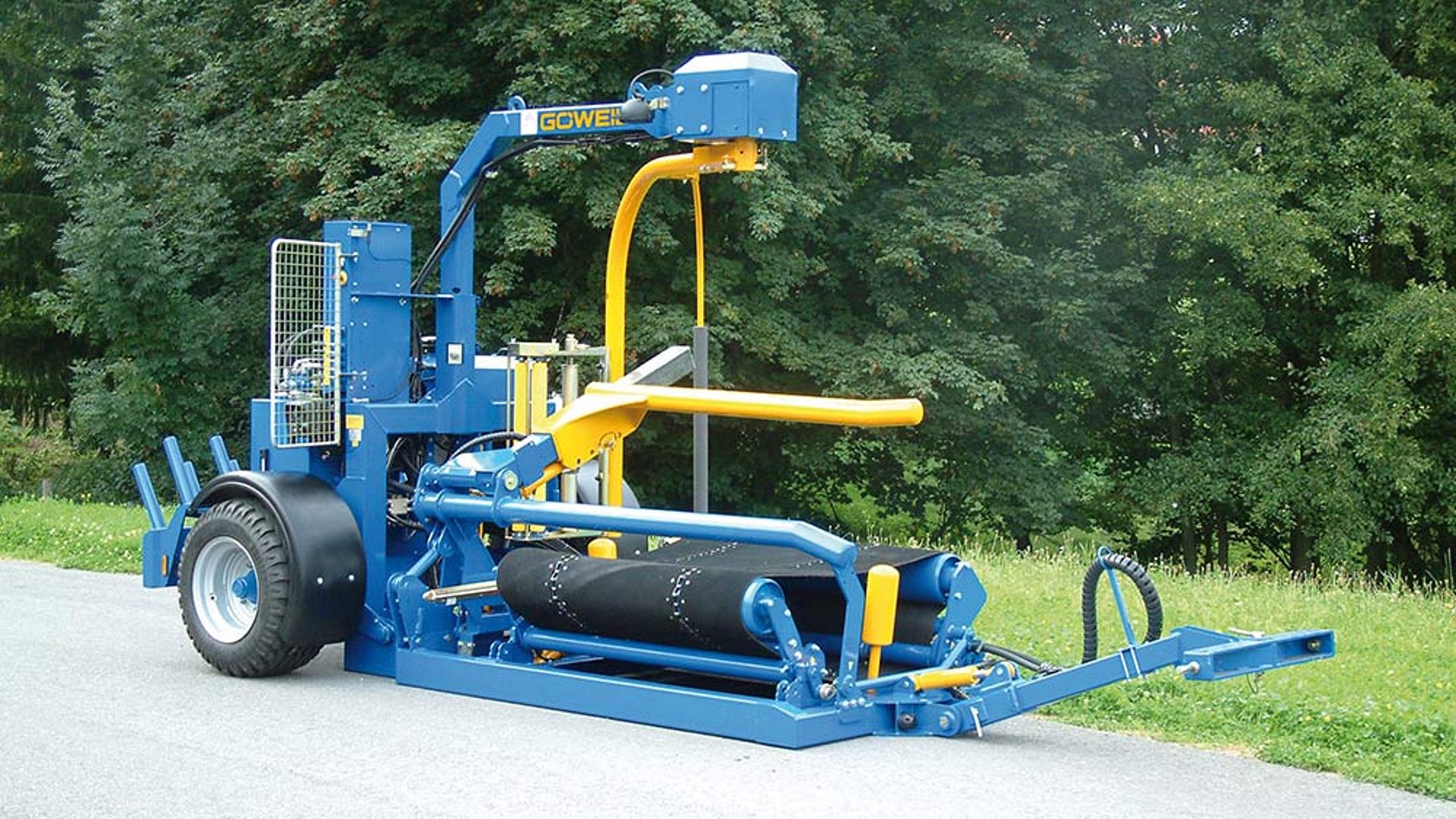 Die Anhängemaschine G3020 Q Profi ist der optimale Quaderballenwickler für draußen auf dem Feld.