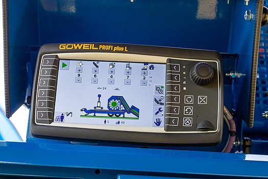 El terminal manual PROFI plus de GÖWEIL facilita la operación de la máquina al máximo.