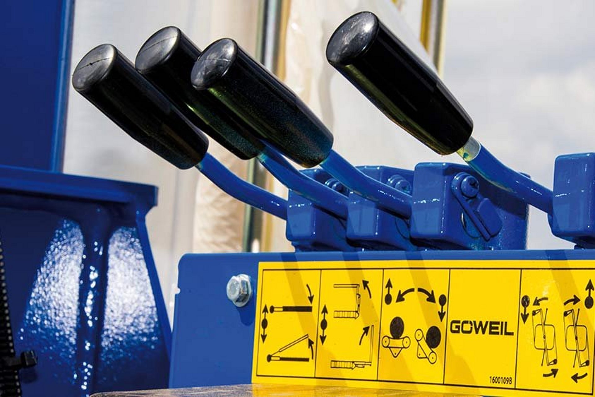 Met de handhendels kunnen alle functies direct op de machine worden uitgevoerd.