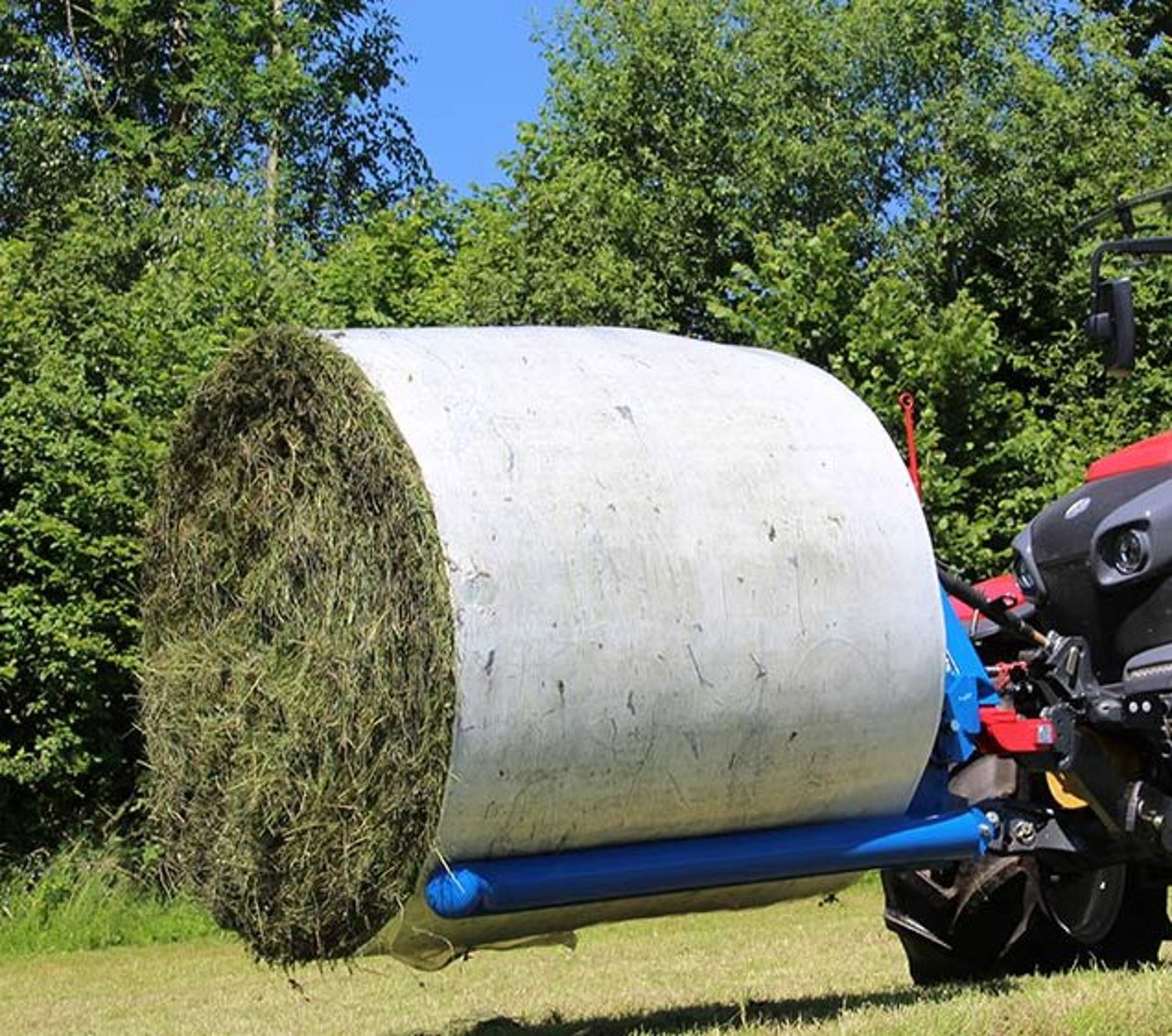 Die Rundballen-Transportgabel eignet sich für den schonenden Transport von gewickelten und ungewickelten Rundballen.