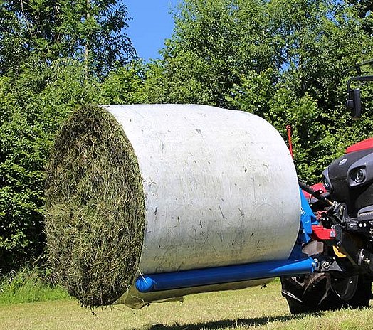 Die Rundballen-Transportgabel eignet sich für den schonenden Transport von gewickelten und ungewickelten Rundballen.