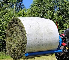 La fourche de transport de balles rondes est adaptée au transport en douceur de balles rondes enrubannées et non enrubannées.