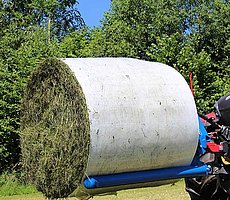 De rondebalen-transportvork is geschikt voor het behoedzame transport van gewikkelde en ongewikkelde ronde balen.