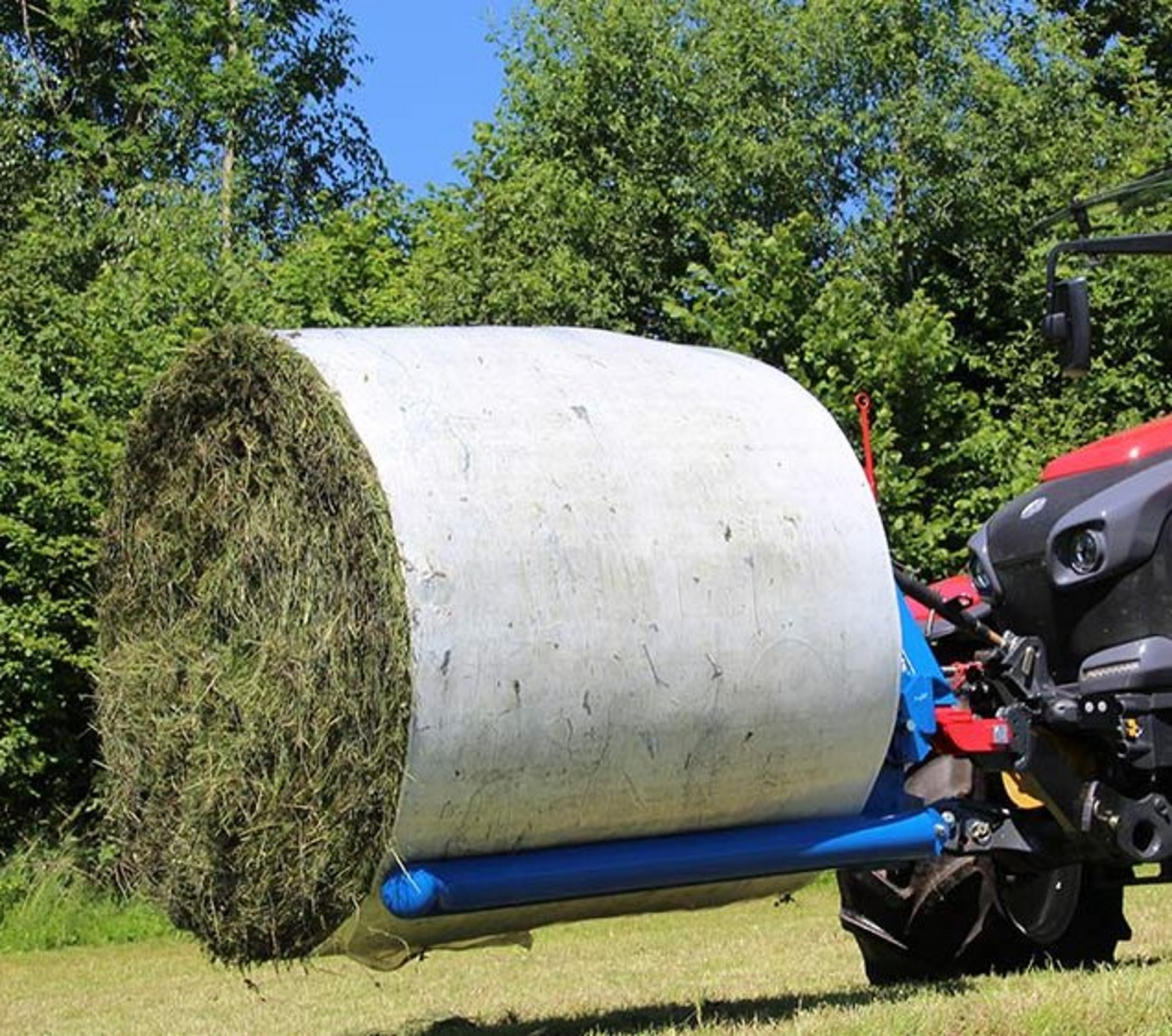 La fourche de transport de balles rondes est adaptée au transport en douceur de balles rondes enrubannées et non enrubannées.