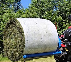 The round bale transport is an exceptional tool for transporting wrapped and unwrapped round bales in a particularly gentle manner.