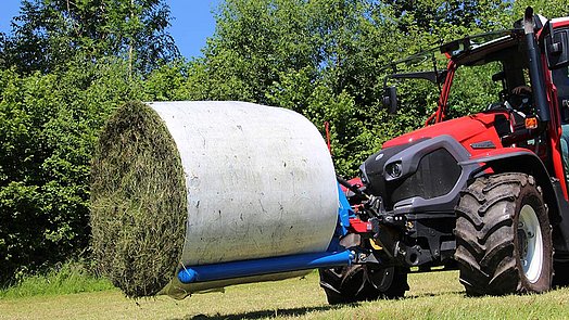 La fourche de transport de balles rondes est adaptée au transport en douceur de balles rondes enrubannées et non enrubannées.