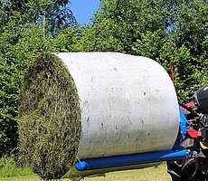 La horquilla para el transporte de pacas redondas es apropiada para el transporte suave de pacas redondas envueltas y sin envolver.