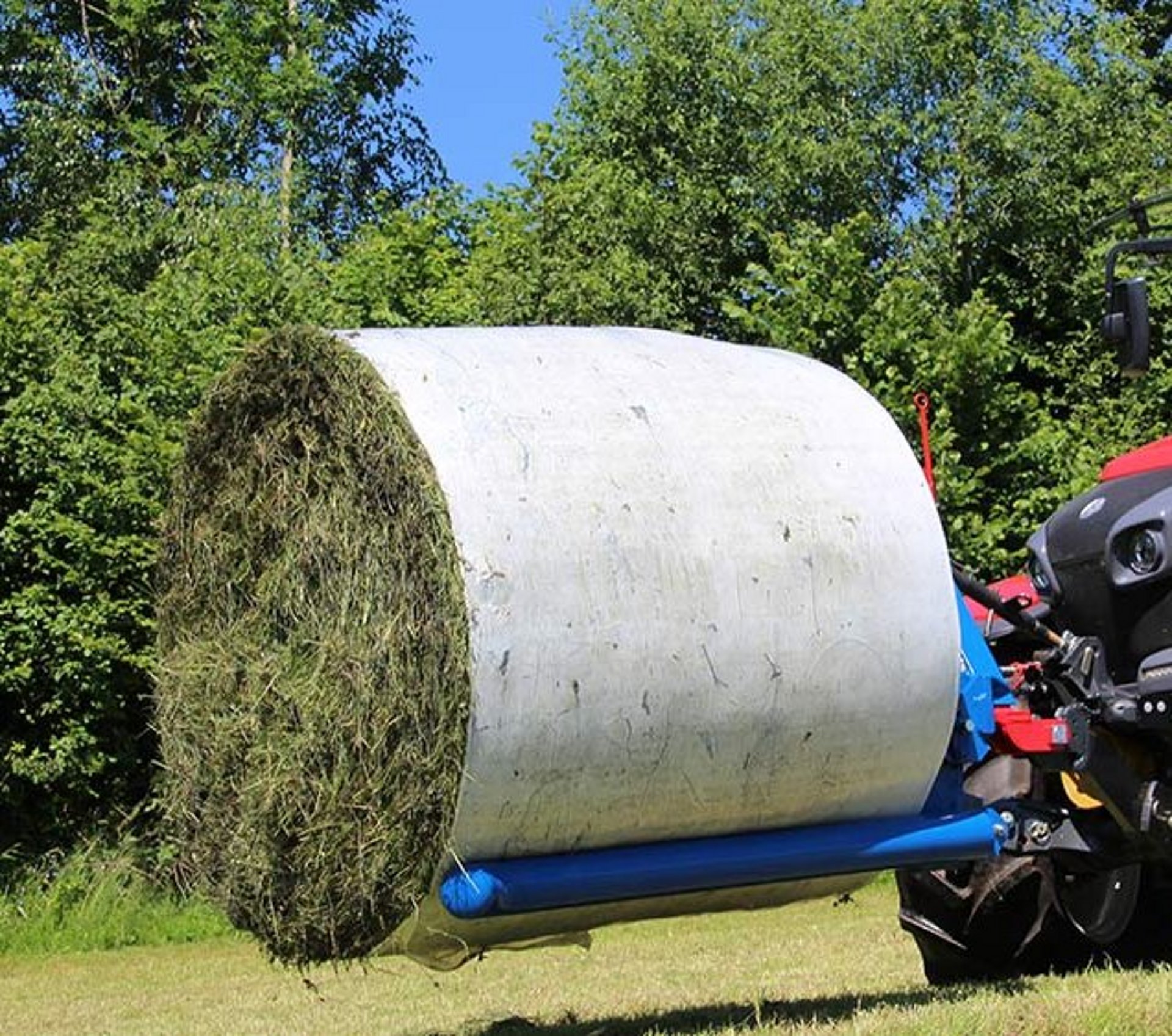 La horquilla para el transporte de pacas redondas es apropiada para el transporte suave de pacas redondas envueltas y sin envolver.