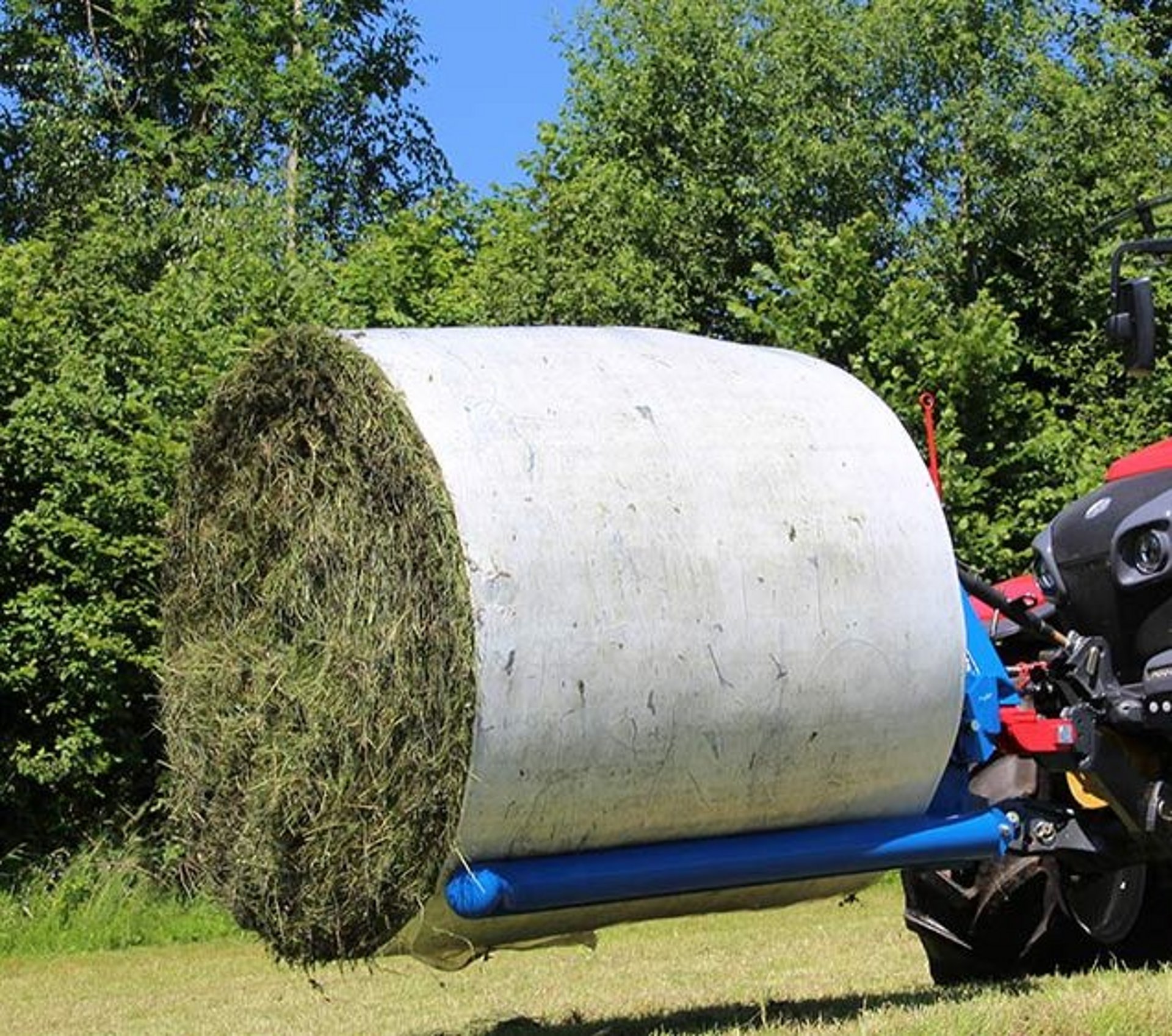 The round bale transport is an exceptional tool for transporting wrapped and unwrapped round bales in a particularly gentle manner.