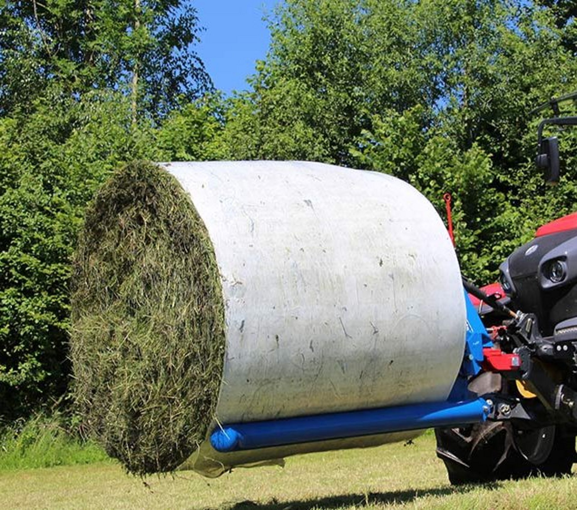 De rondebalen-transportvork is geschikt voor het behoedzame transport van gewikkelde en ongewikkelde ronde balen.