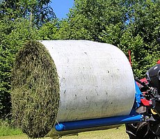 De rondebalen-transportvork is geschikt voor het behoedzame transport van gewikkelde en ongewikkelde ronde balen.