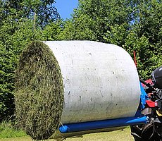 Transportní vidle na kulaté balíky jsou vhodné pro šetrnou přepravu ovinutých a neovinutých kulatých balíků.