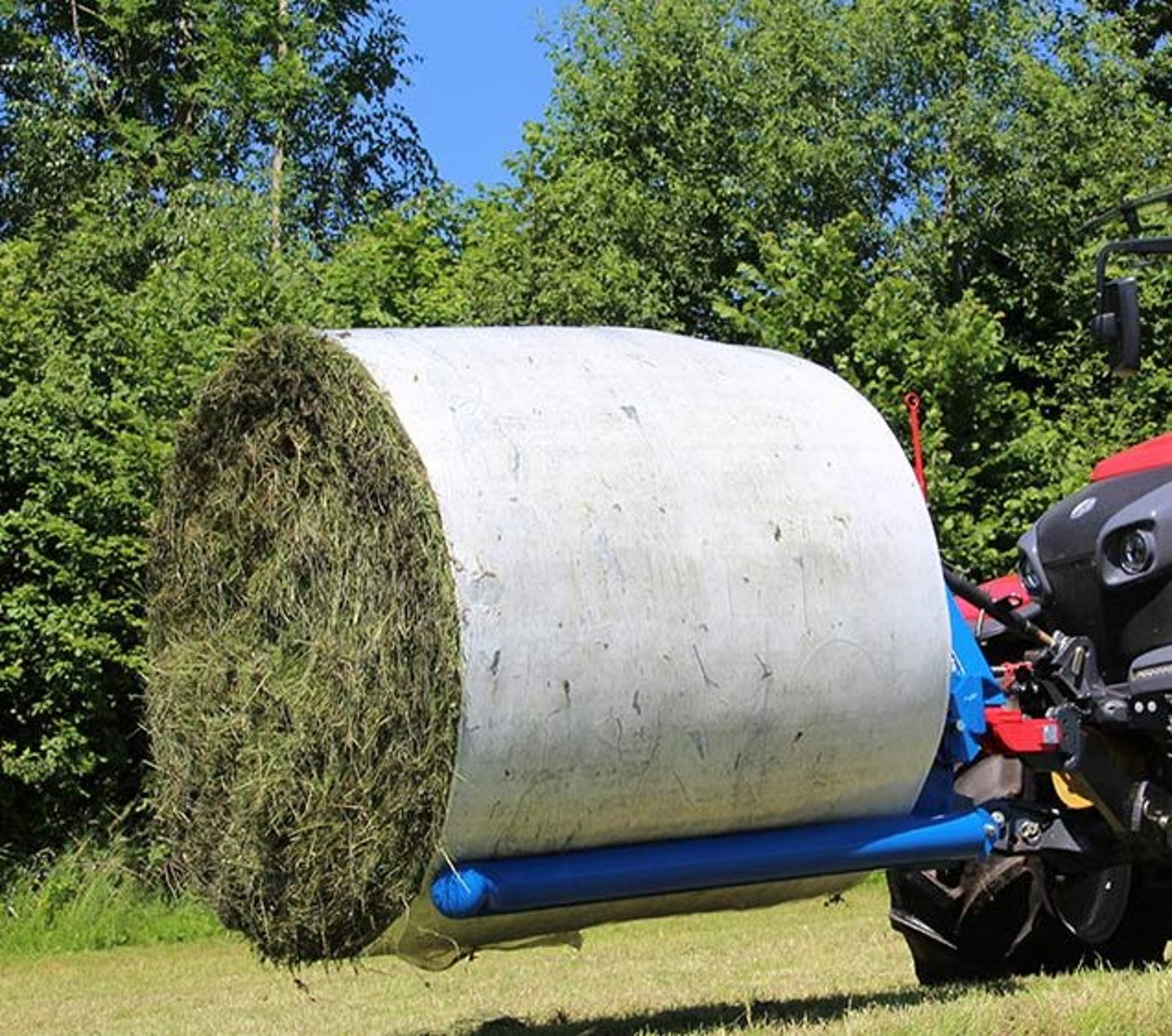 Transportní vidle na kulaté balíky jsou vhodné pro šetrnou přepravu ovinutých a neovinutých kulatých balíků.