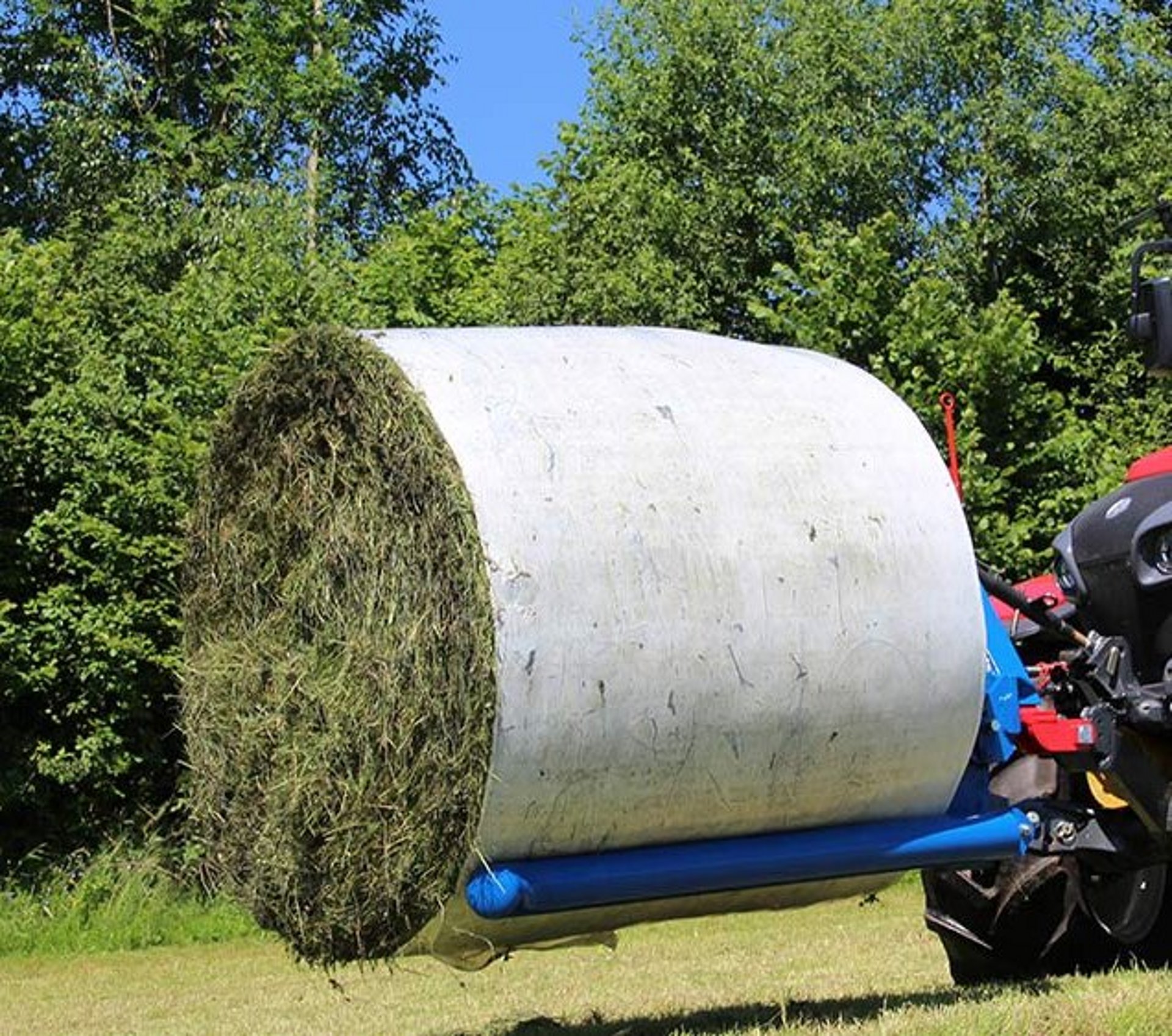 Die Rundballen-Transportgabel eignet sich für den schonenden Transport von gewickelten und ungewickelten Rundballen.