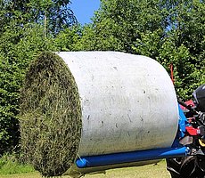 Die Rundballen-Transportgabel eignet sich für den schonenden Transport von gewickelten und ungewickelten Rundballen.