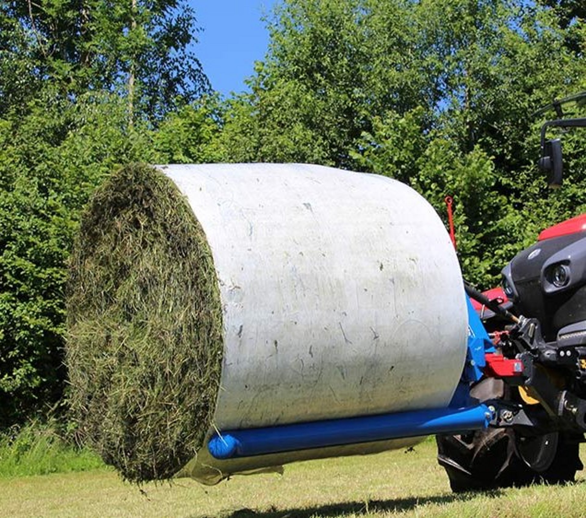La fourche de transport de balles rondes est adaptée au transport en douceur de balles rondes enrubannées et non enrubannées.