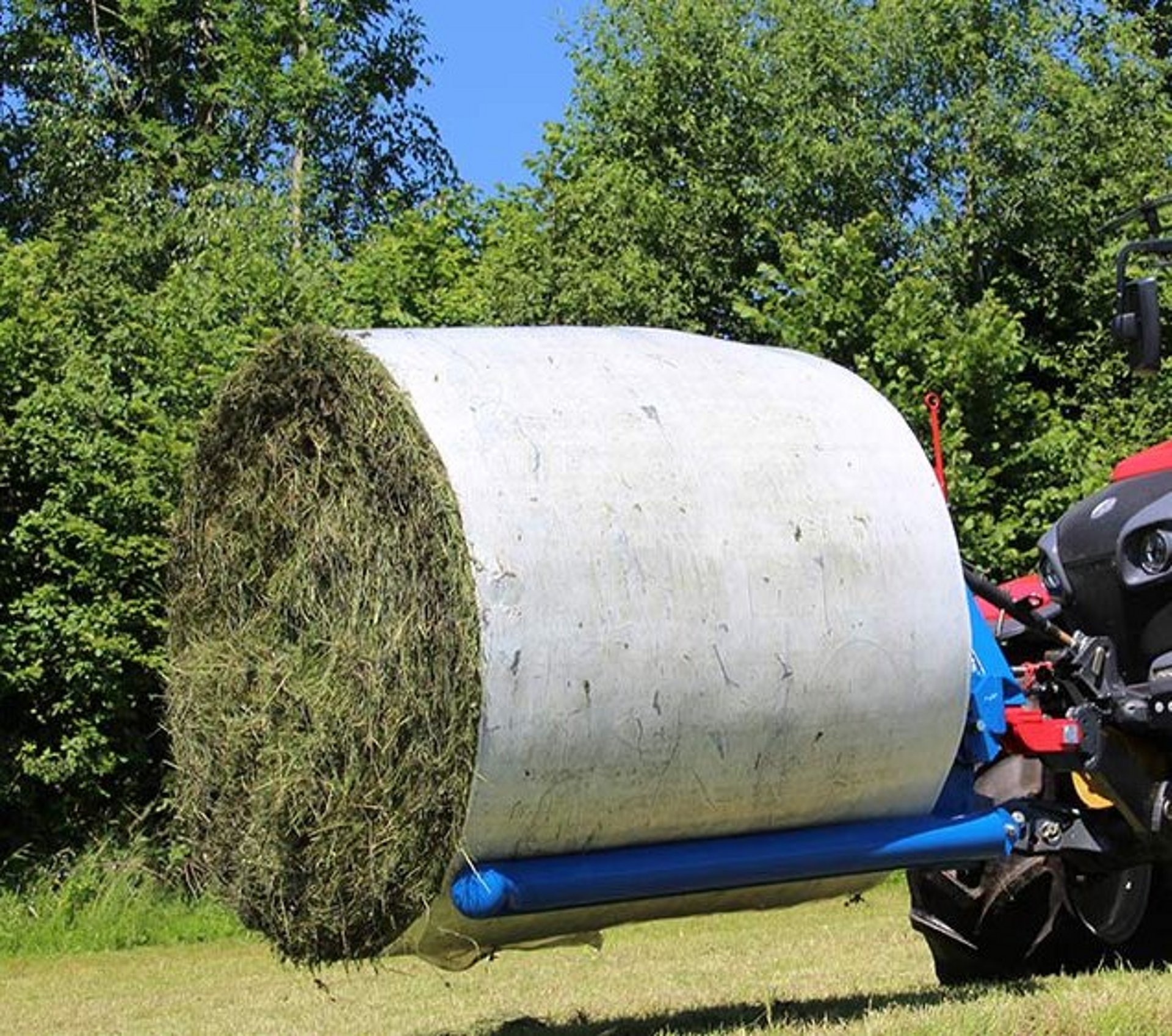 Widły transportowe do bel okrągłych nadają się do oszczędnego transportu owiniętych i nieowiniętych bel okrągłych.