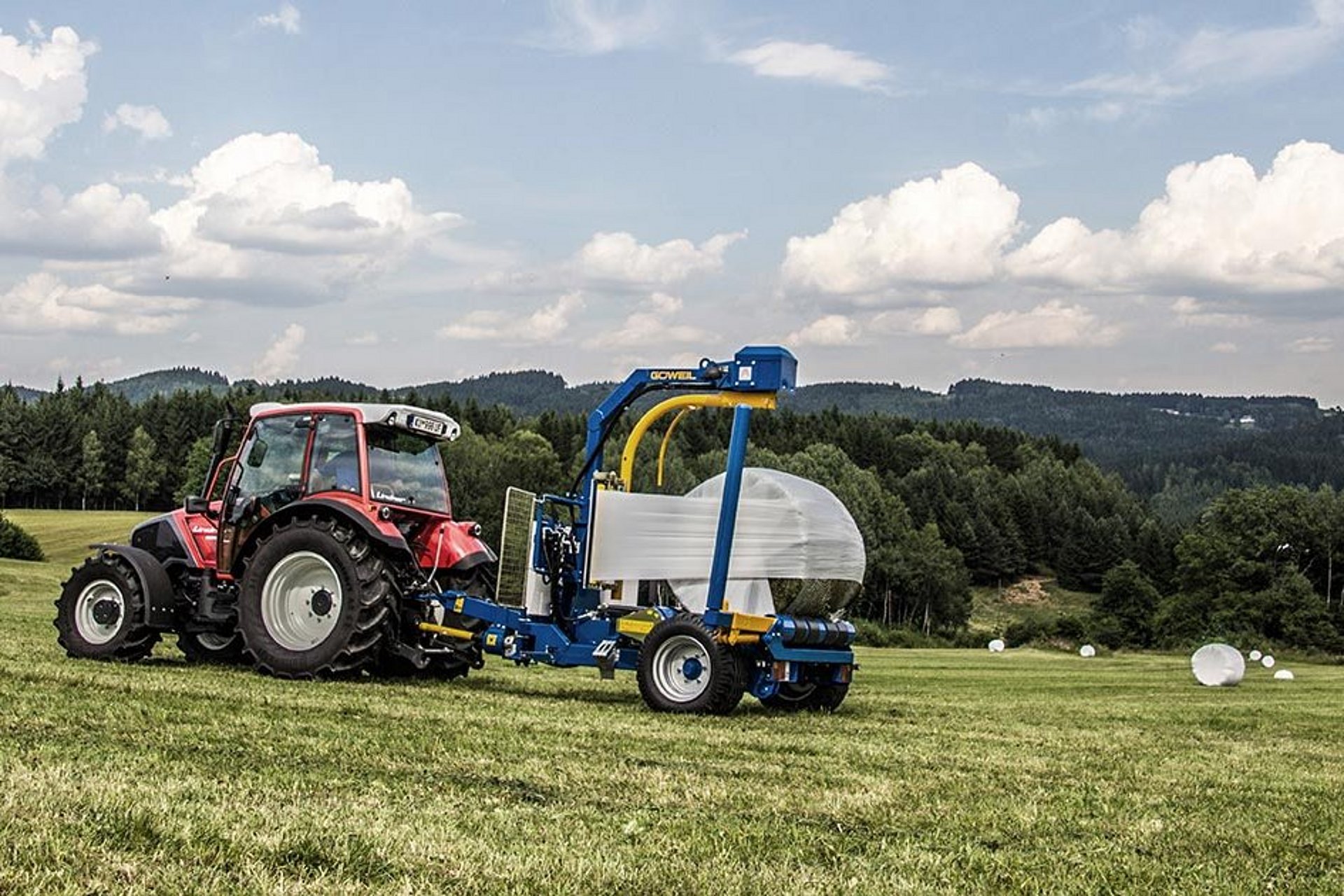 Urządzenie G2020 firmy Göweil podczas pracy na polu.