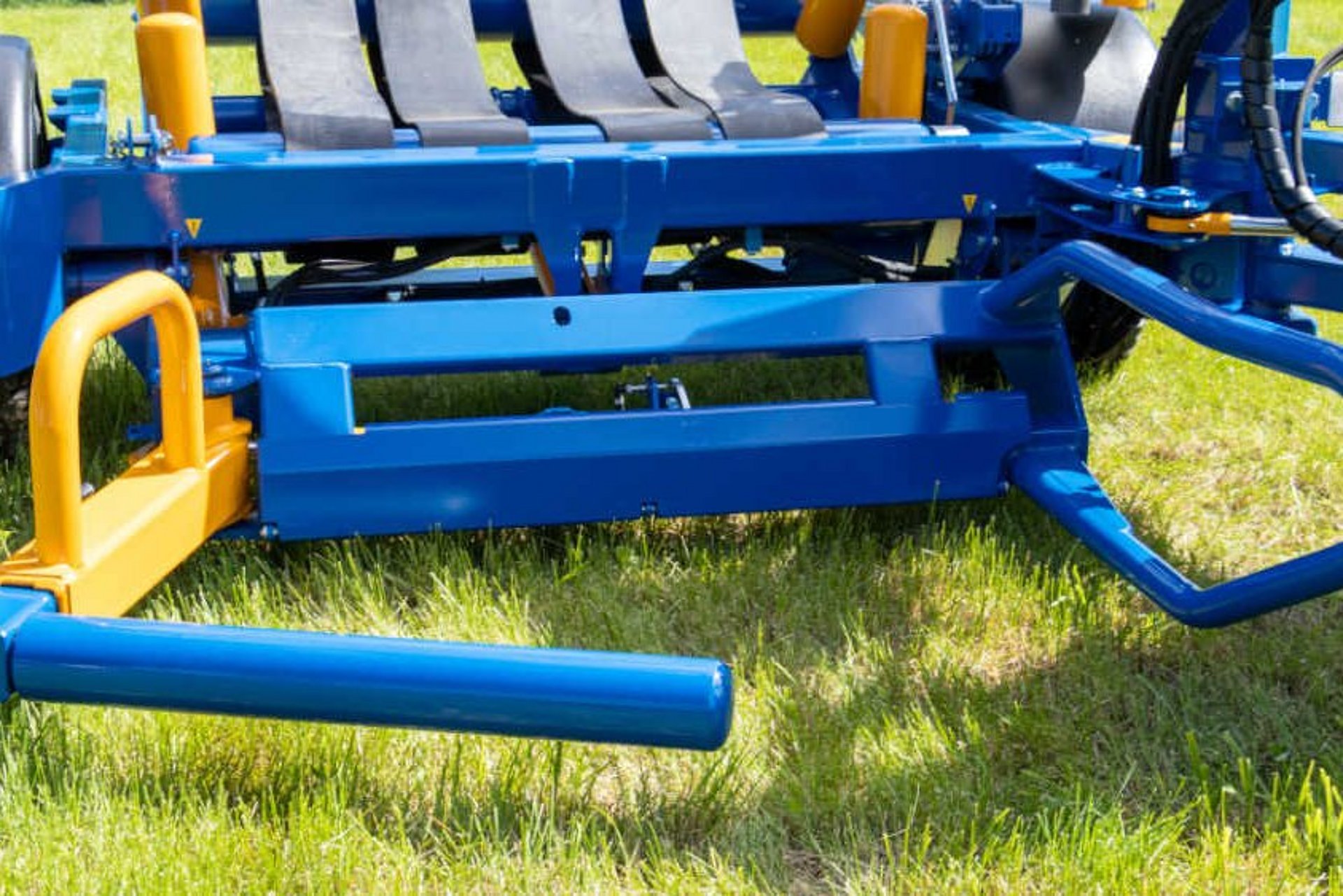 Hydraulické nakládací rameno s úchytnou trubkou uloženou v kuličkových ložiskách uchopí balík šetrně a jemně.