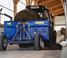 Das Futter wird präzise und schnell am Futtertisch abgelegt.