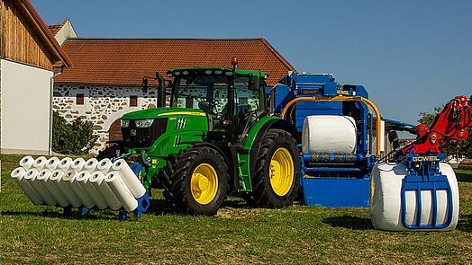Die fertig gewickelten Ballen können sofort abtransportiert werden.