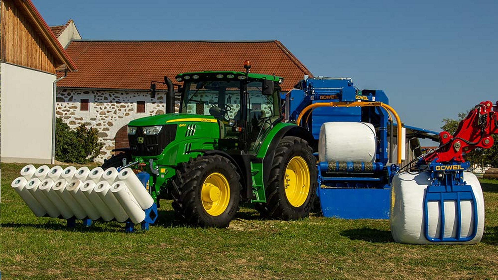 Die fertig gewickelten Ballen können sofort abtransportiert werden.