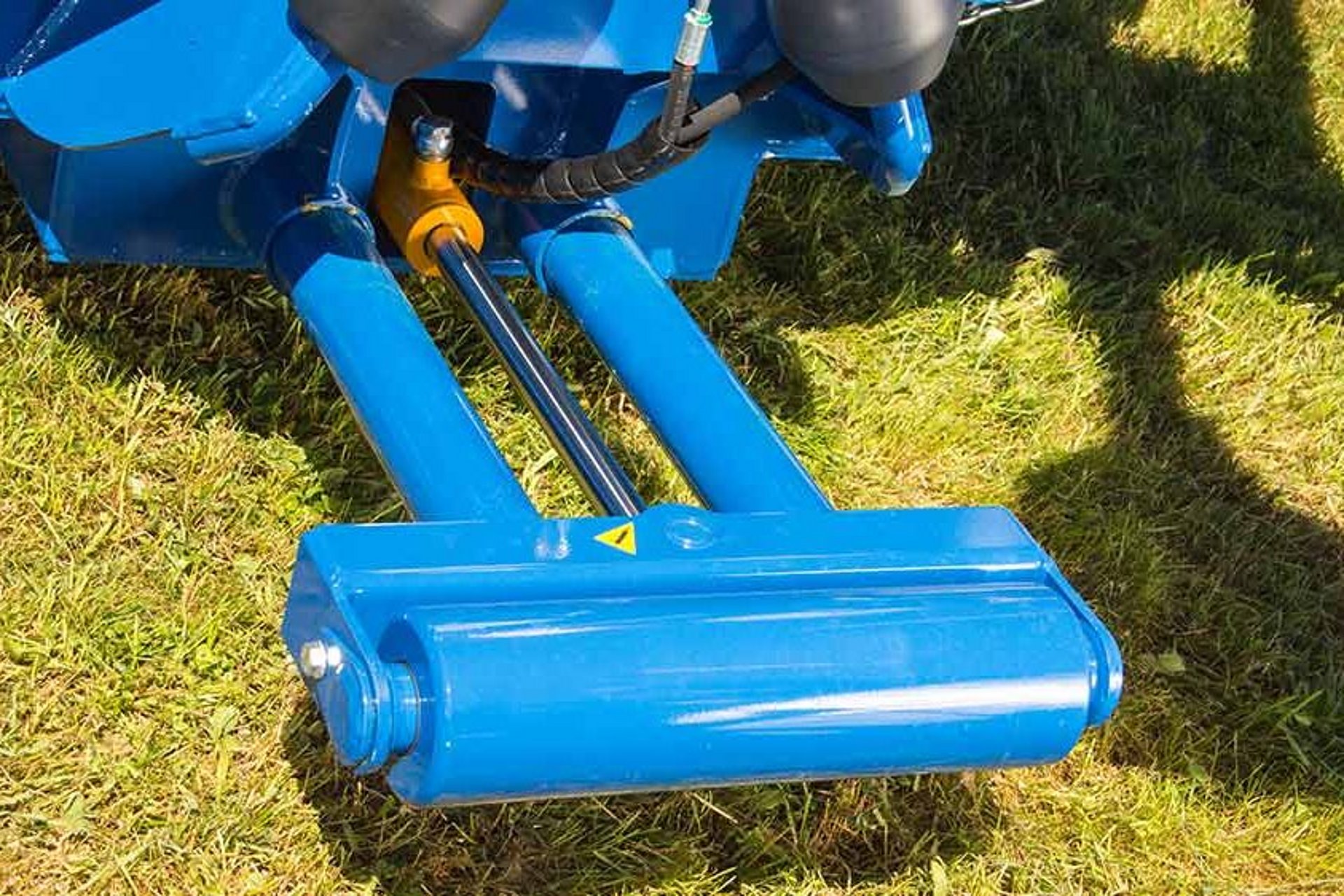 Die G1015 Wickelmaschine kann mit einem Ballenaufsteller ergänzt werden.