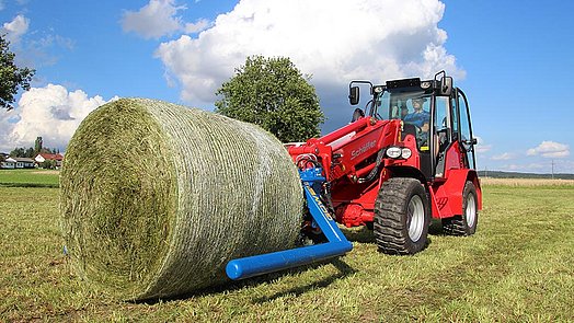 The BTGHY is equipped to handle both wrapped and unwrapped bales.