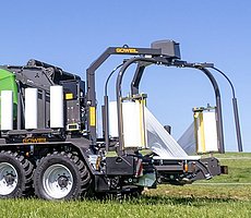 La mesa envolvedora móvil se inclina hasta el suelo y la paca queda depositada con suavidad.