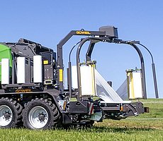 Pojízdný ovíjecí stůl se skloní až k zemi a balík je šetrně odložen.