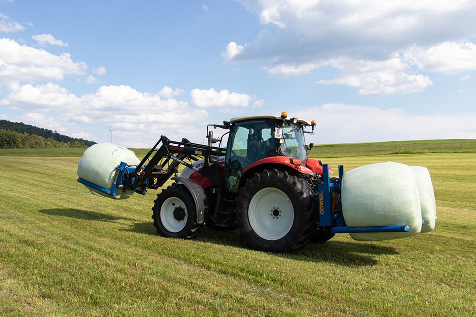 W gospodarstwie rodziny Schöftner można przenosić za pomocą urządzeń transportowych jednocześnie aż trzy bele.