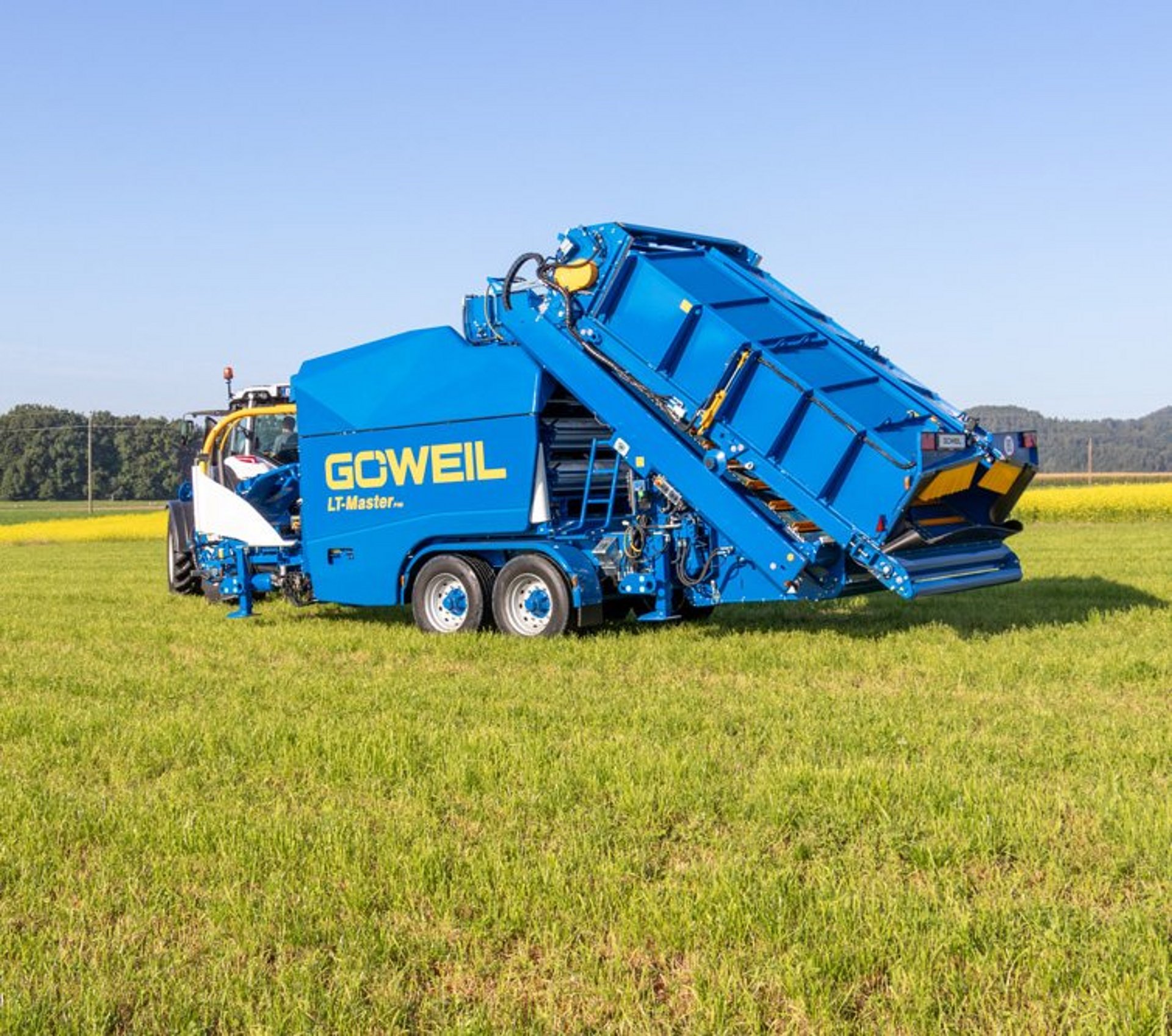 Correctly position the LT-Master F115 and swing out the drawbar