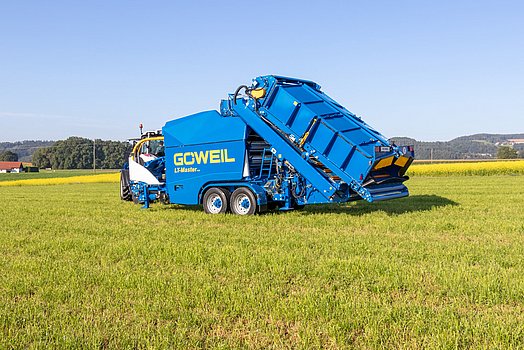 Correctly position the LT-Master F115 and swing out the drawbar