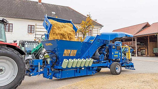 La tolva de 3,5 m³ proporciona suficiente reserva para poder cargar la máquina permanentemente. La tolva de 3,5 m³ proporciona suficiente reserva para poder cargar la máquina permanentemente.