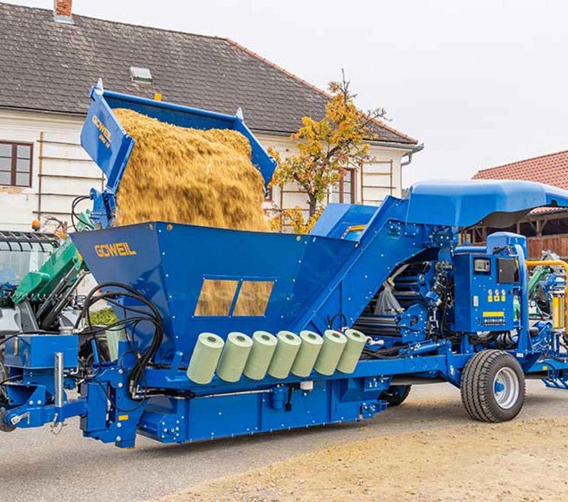 De vultrechter van 3,5 m³ biedt voldoende buffer om de machine permanent te kunnen voeden.