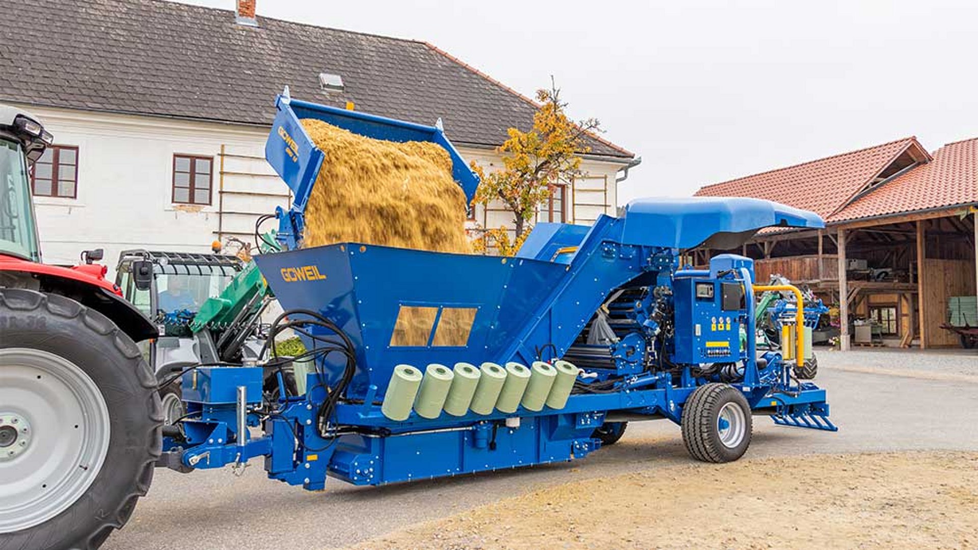 De vultrechter van 3,5 m³ biedt voldoende buffer om de machine permanent te kunnen voeden.