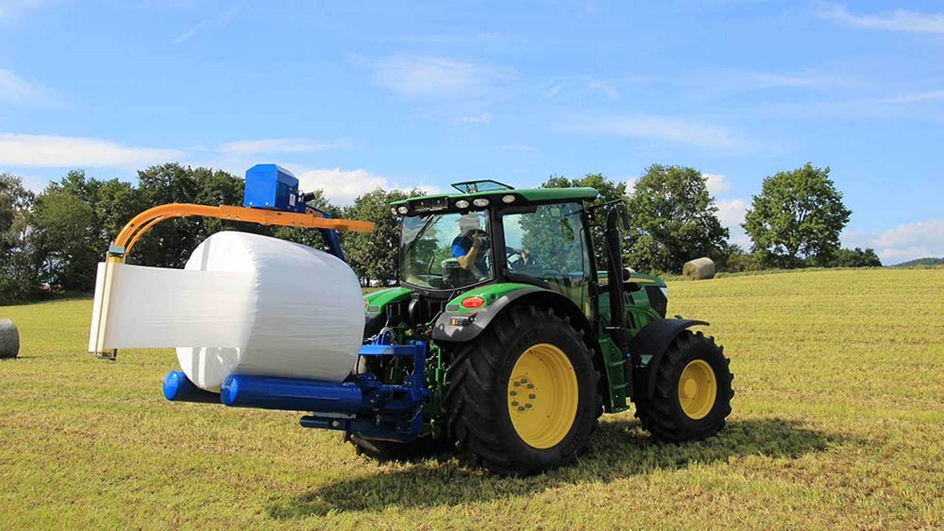 Die Ballen werden schnell, sauber und luftdicht verpackt.