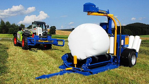 Auch Rundballen von 0,90 - 1,50 m Durchmesser können problemlos gewickelt werden.