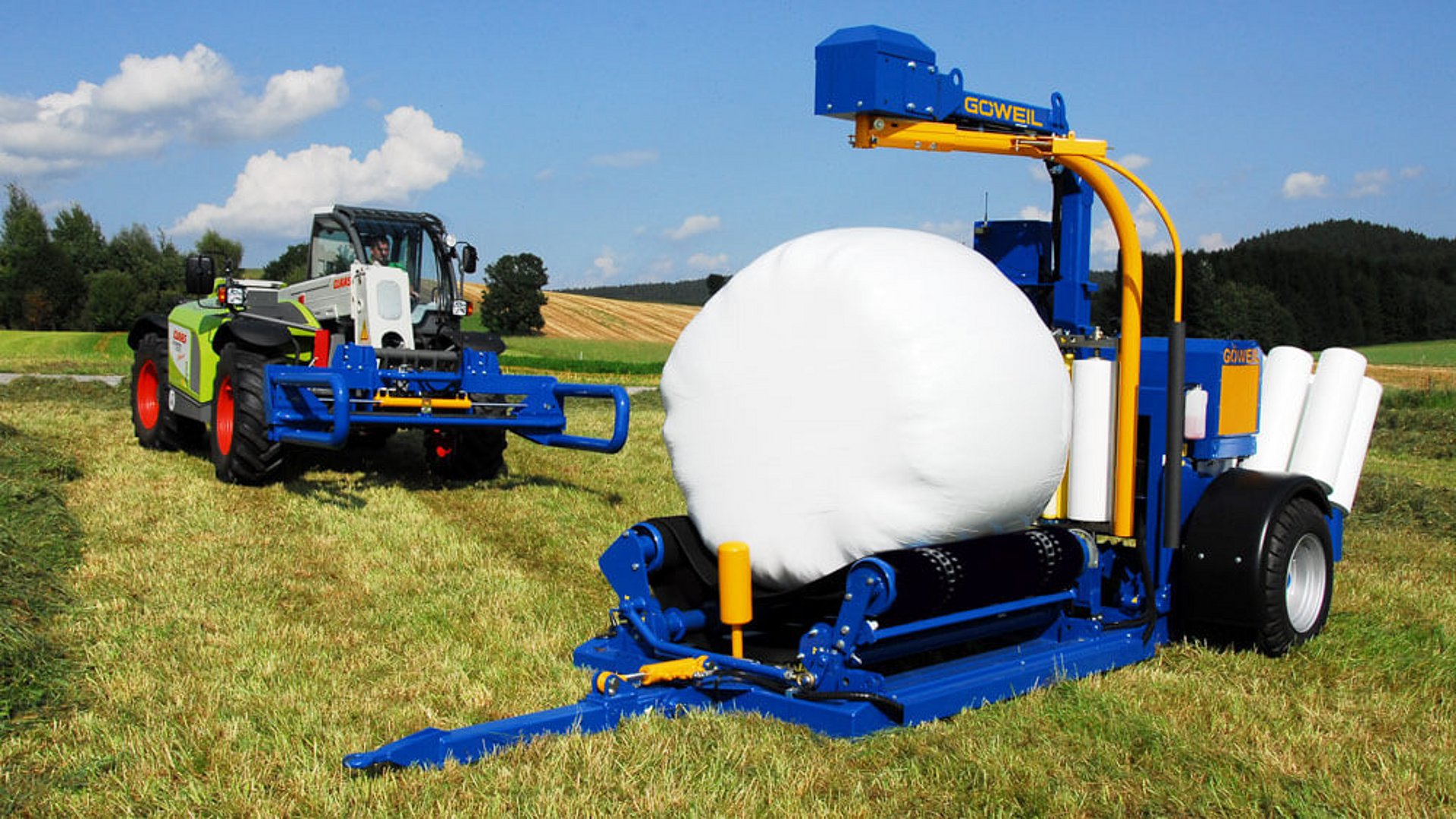 Auch Rundballen von 0,90 - 1,50 m Durchmesser können problemlos gewickelt werden.