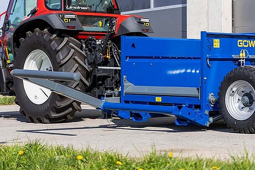 S hydraulickým nakládacím ramenem mohou být balíky snadno nabrány ze země.