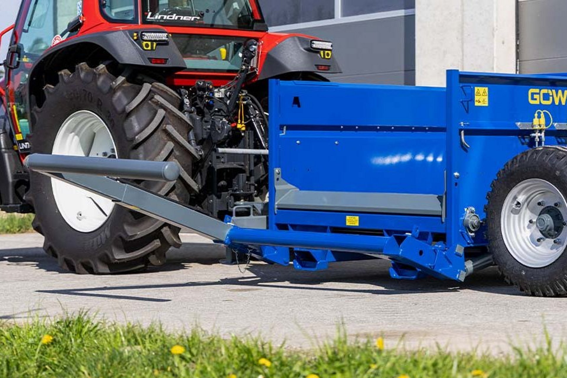 The hydraulic loading arm picks the bales up in a snap. This eliminates the need for an additional vehicle. Mounting the loading arm on the other side only requires a few simple steps.