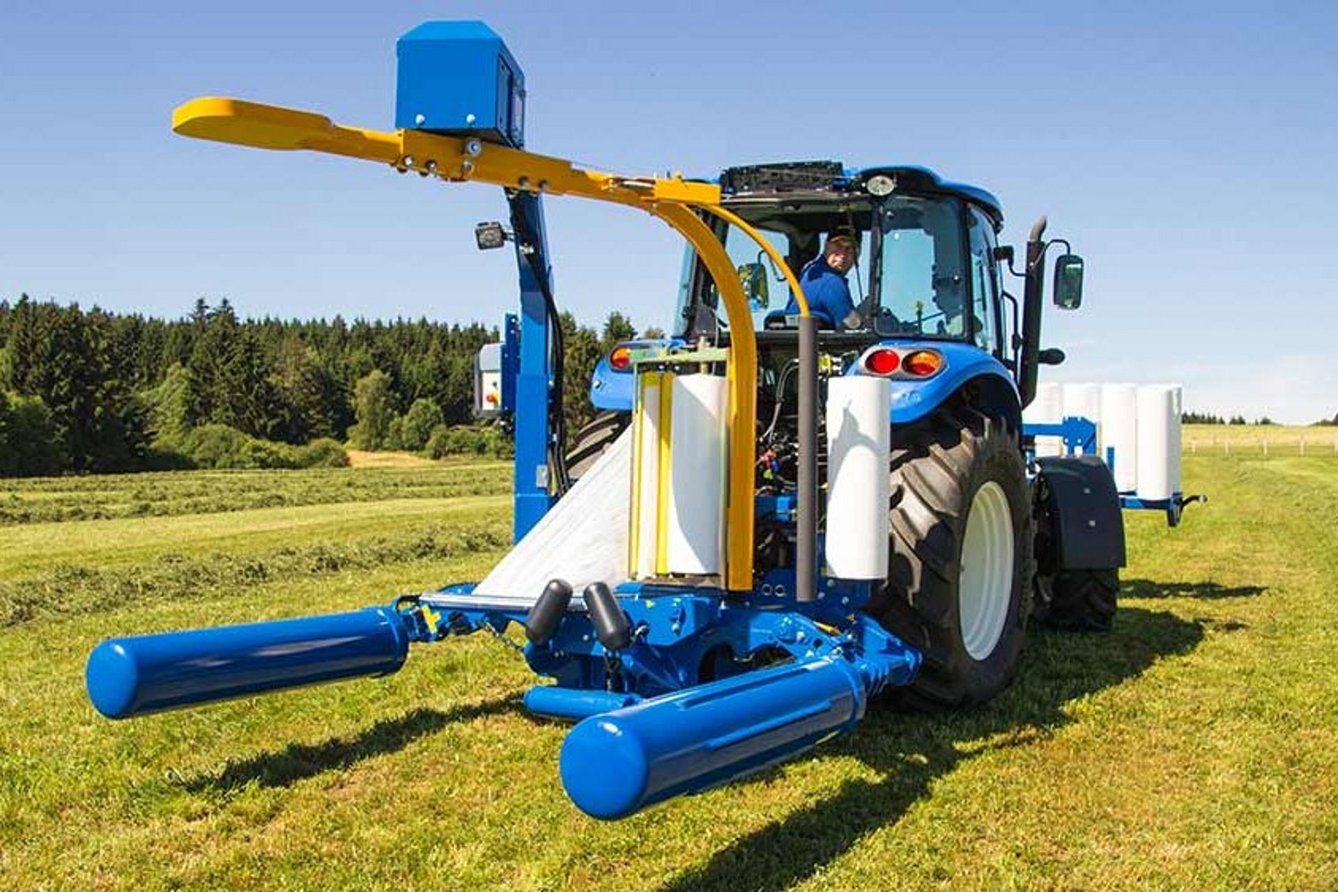 Zwei in Serie angetriebene Walzen sorgen für ein gleichmäßiges Drehen des Ballens.