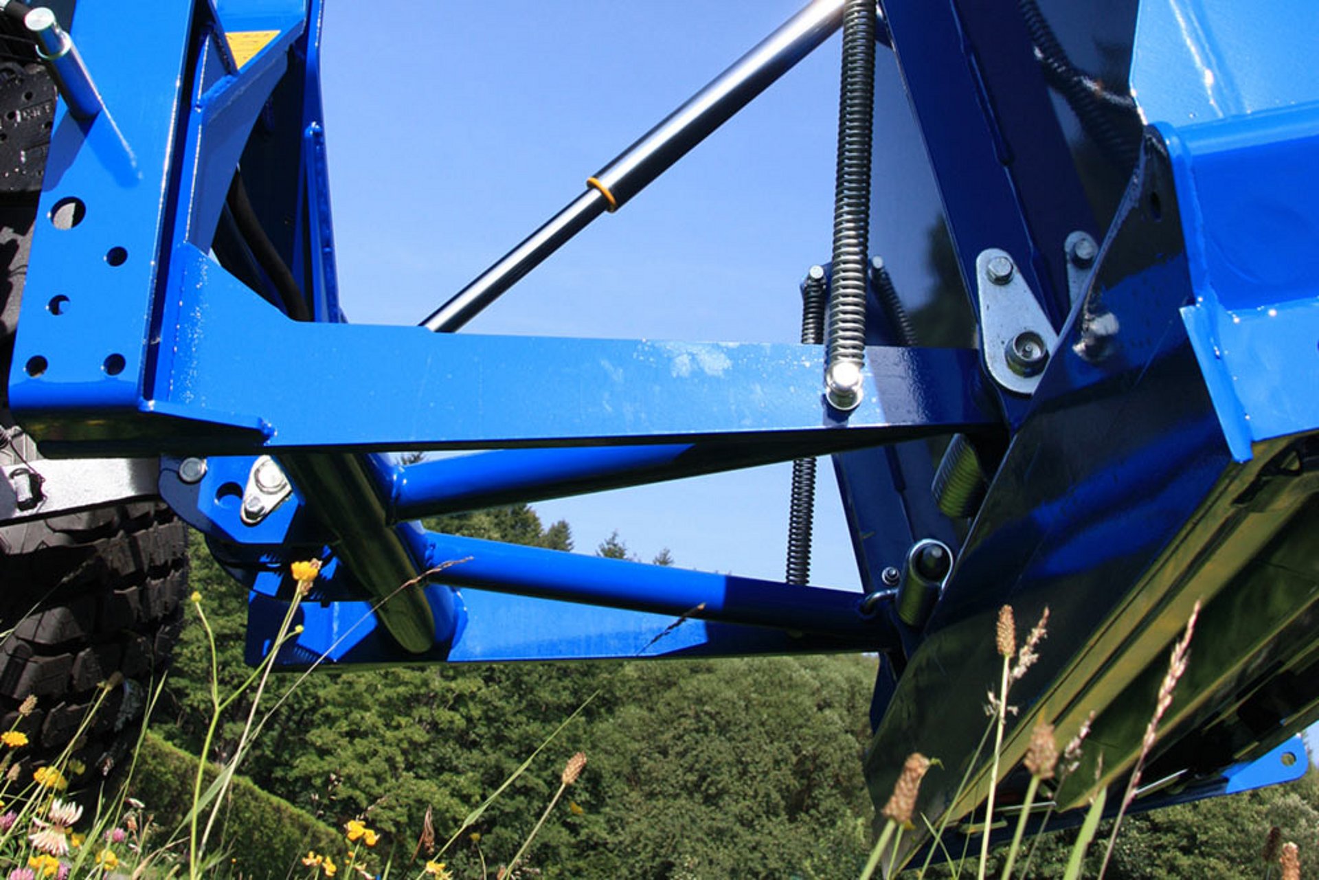 Otevřený tříbodový rám je perfektní pro zarovnávání ploch nebo odklízení sněhu – v rámu nezůstává žádný materiál.